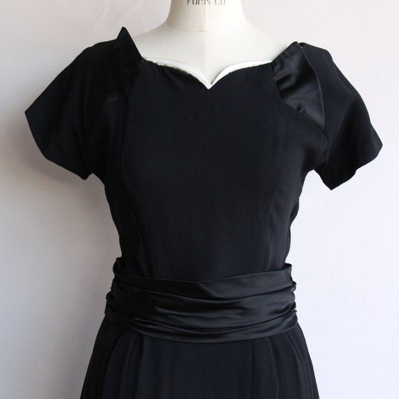 Vintage 1950s Dress / Black Rayon Dress With Cummerbund Belt and Sweetheart Neck - Picture 3 of 10